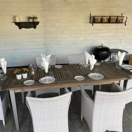 Dejlig Gardhave 5 Sovevaerelser Holiday home