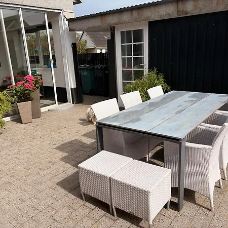 Dejlig Gardhave 5 Sovevaerelser Holiday home *